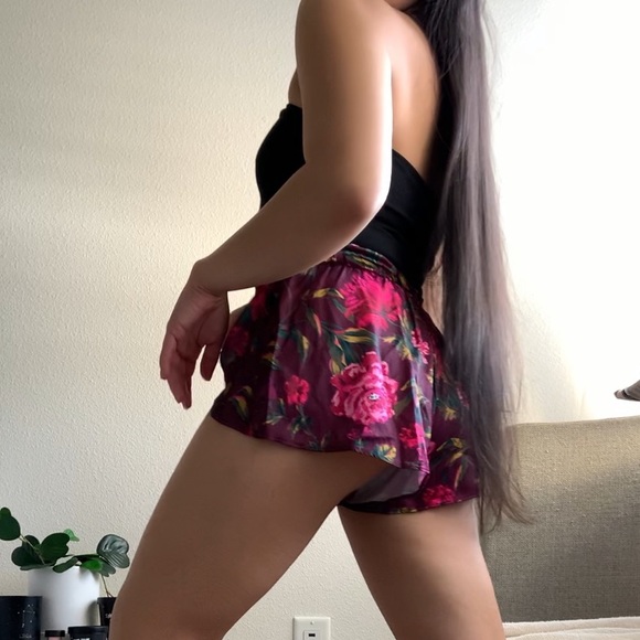 Victoria’s Secret satin floral split hem shorts - Picture 1 of 5
